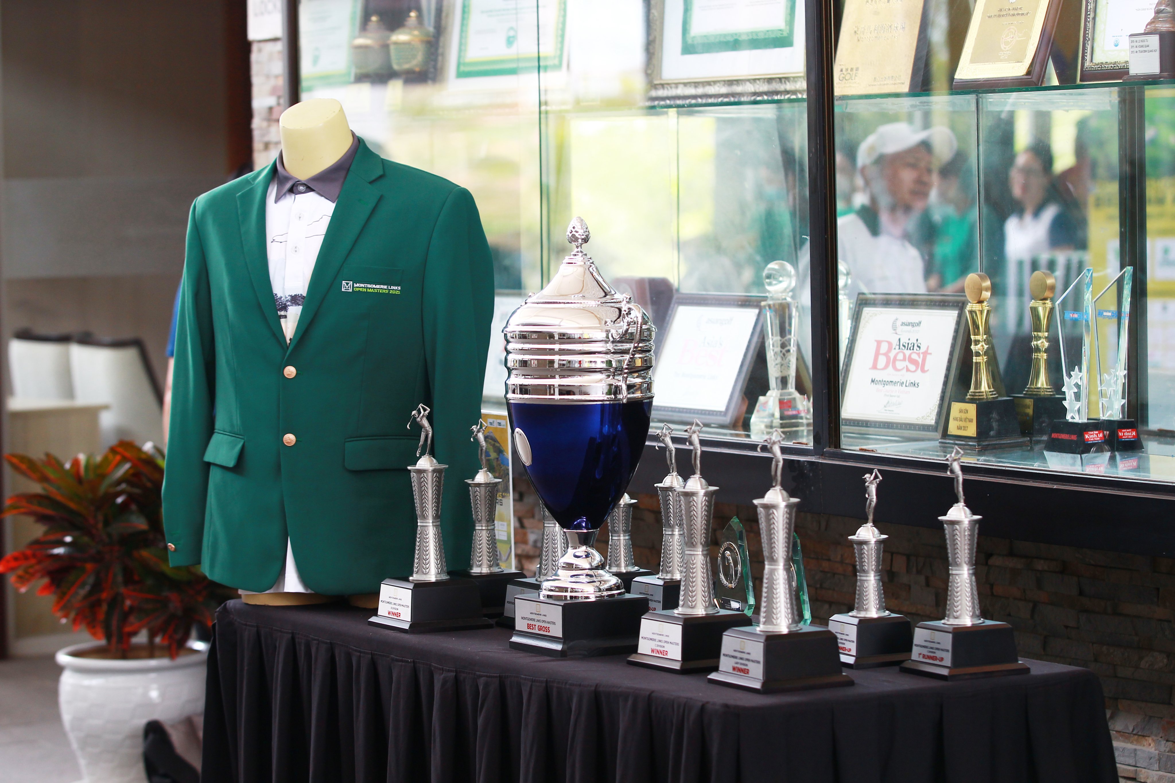 THE ICONIC MASTERS' GREEN JACKET - THE ULTIMATE SYMBOL OF GOLFING SUCCESS